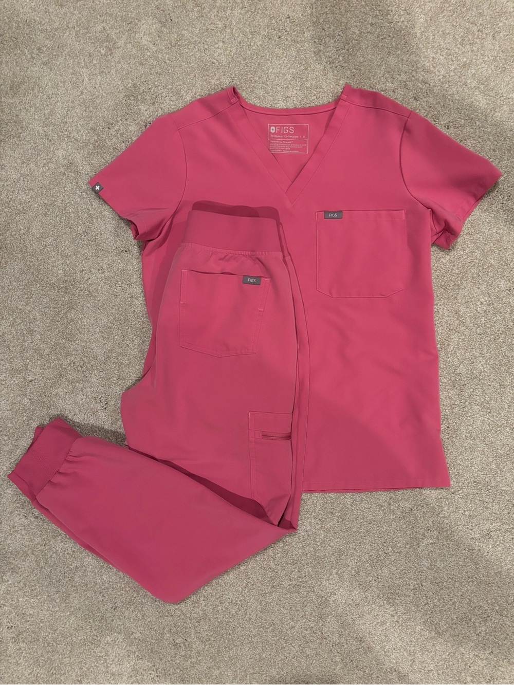 FIGS Women's Catarina Scrub Top & Zamora Jogger Set